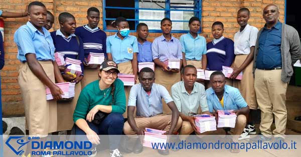 Atleta con Preside e studenti in Africa